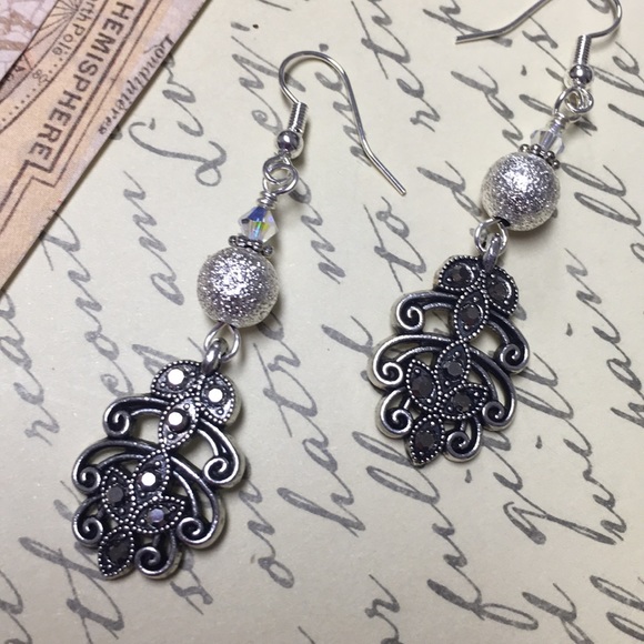 Black rhinestone & silver stardust long earrings - Picture 2 of 8